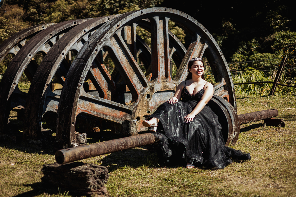 ensaio fotográfico, 15 anos, debutante, Paranapiacaba , museu, natureza, campo, vestido de debutante, luz natural, sol, elegância, juventude, celebração, flores, fotos externas, ensaio ao ar livre, beleza natural, sorriso, espontaneidade, emoção