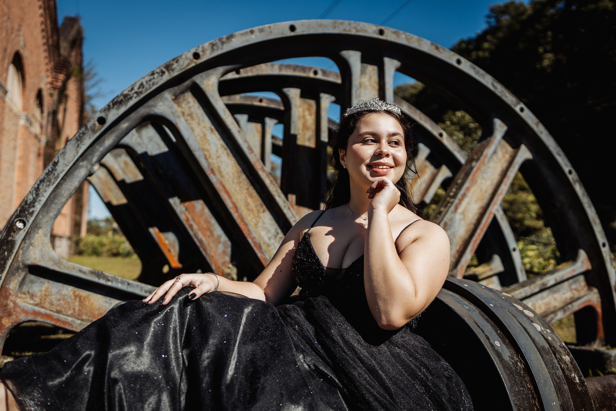 ensaio fotográfico, 15 anos, debutante, Paranapiacaba , museu, natureza, campo, vestido de debutante, luz natural, sol, elegância, juventude, celebração, flores, fotos externas, ensaio ao ar livre, beleza natural, sorriso, espontaneidade, emoção