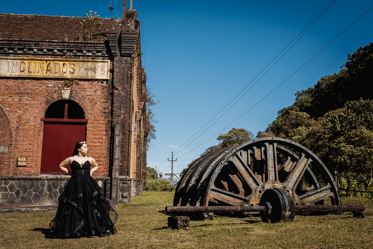 ensaio fotográfico, 15 anos, debutante, Paranapiacaba , museu, natureza, campo, vestido de debutante, luz natural, sol, elegância, juventude, celebração, flores, fotos externas, ensaio ao ar livre, beleza natural, sorriso, espontaneidade, emoção