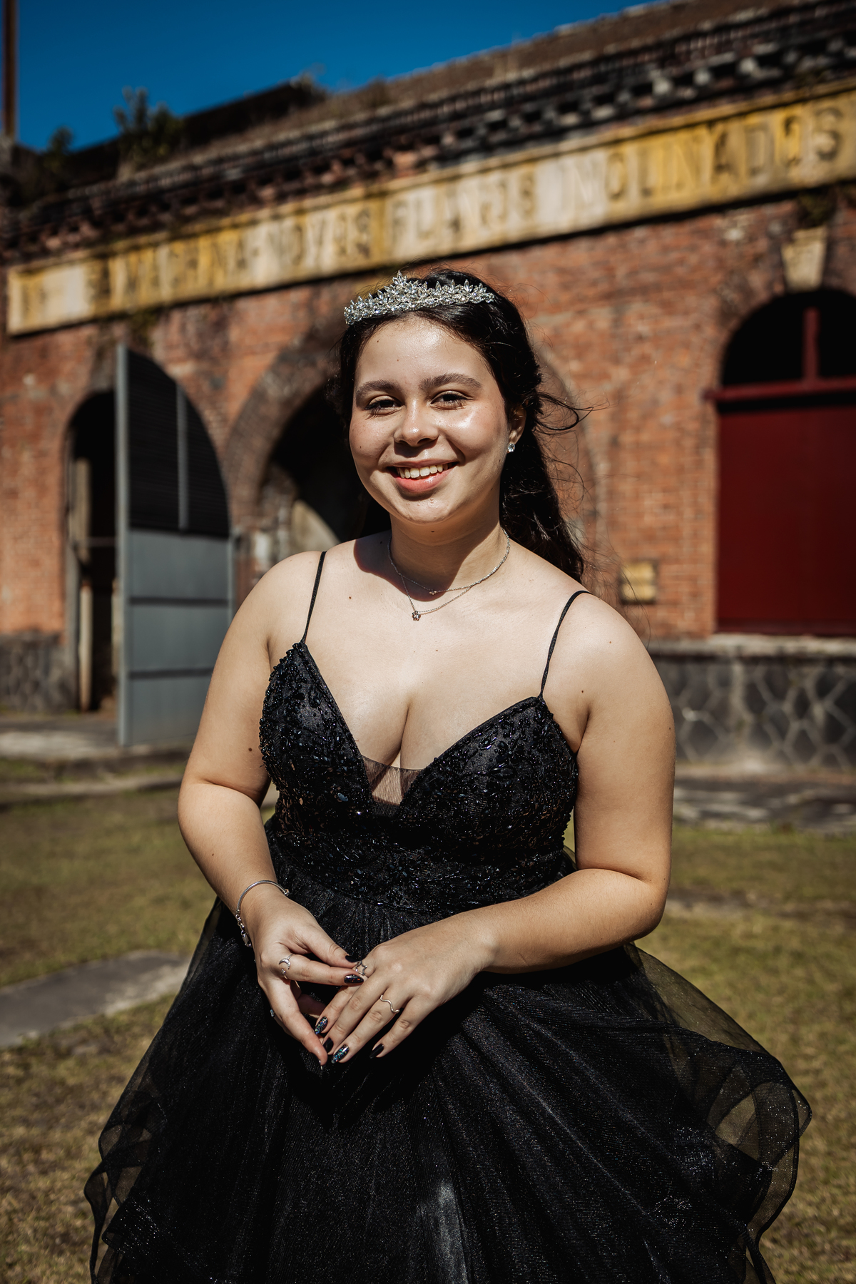 ensaio fotográfico, 15 anos, debutante, Paranapiacaba , museu, natureza, campo, vestido de debutante, luz natural, sol, elegância, juventude, celebração, flores, fotos externas, ensaio ao ar livre, beleza natural, sorriso, espontaneidade, emoção