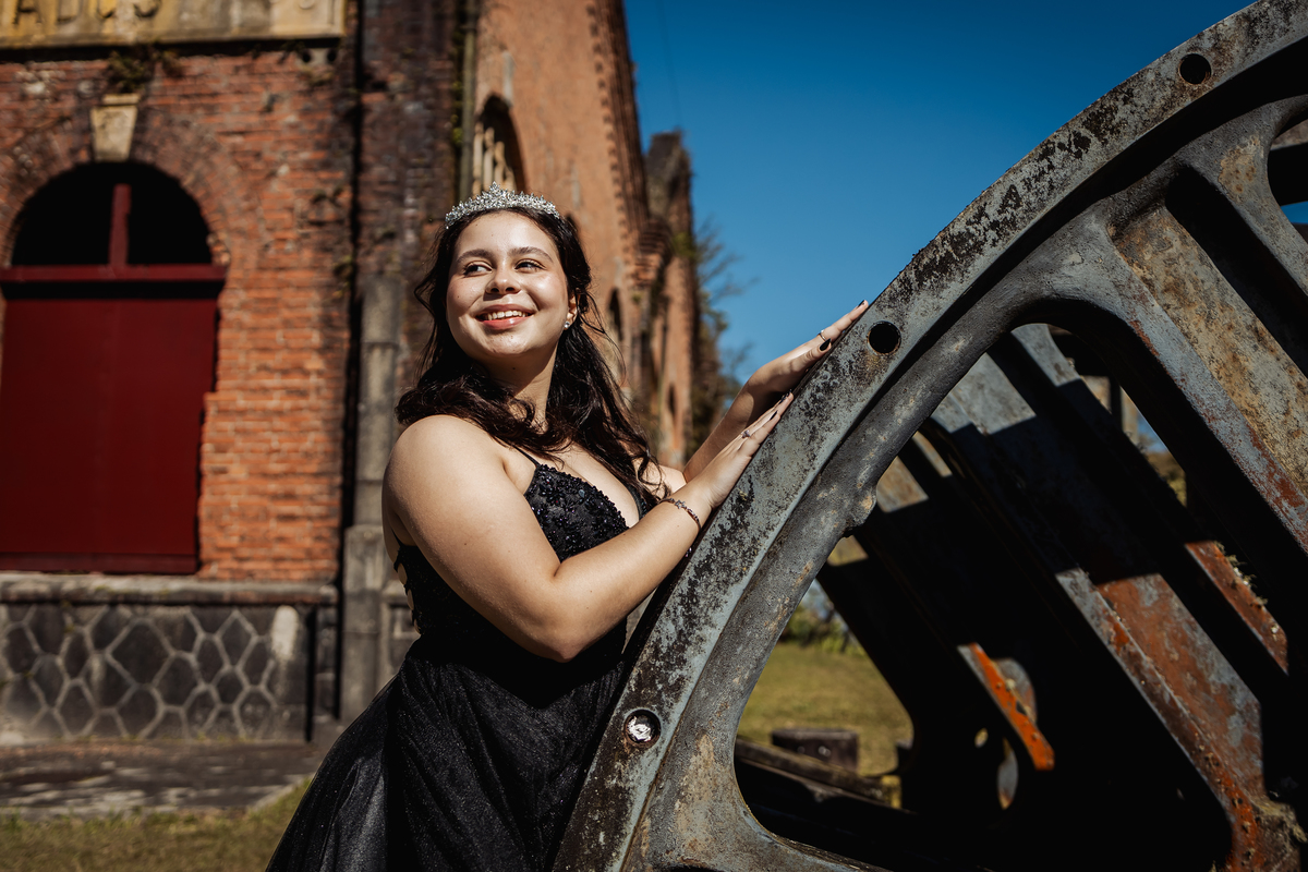ensaio fotográfico, 15 anos, debutante, Paranapiacaba , museu, natureza, campo, vestido de debutante, luz natural, sol, elegância, juventude, celebração, flores, fotos externas, ensaio ao ar livre, beleza natural, sorriso, espontaneidade, emoção