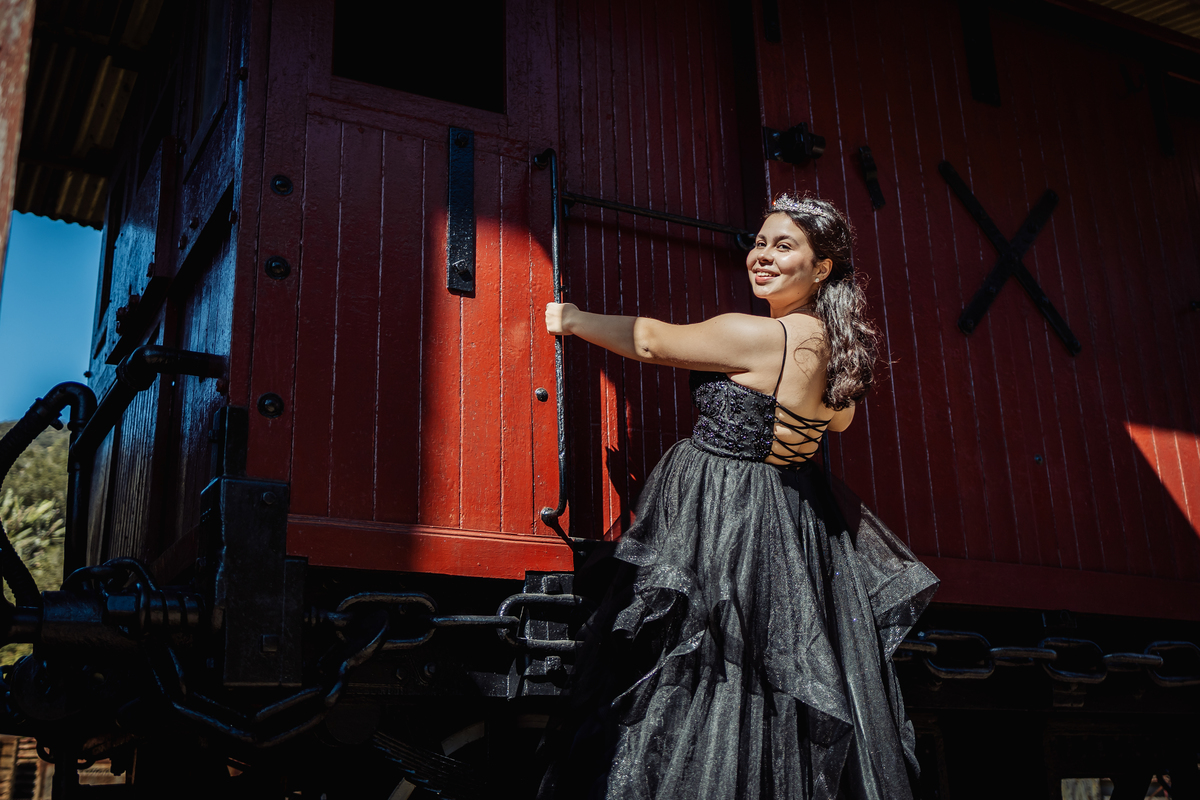ensaio fotográfico, 15 anos, debutante, Paranapiacaba , museu, natureza, campo, vestido de debutante, luz natural, sol, elegância, juventude, celebração, flores, fotos externas, ensaio ao ar livre, beleza natural, sorriso, espontaneidade, emoção