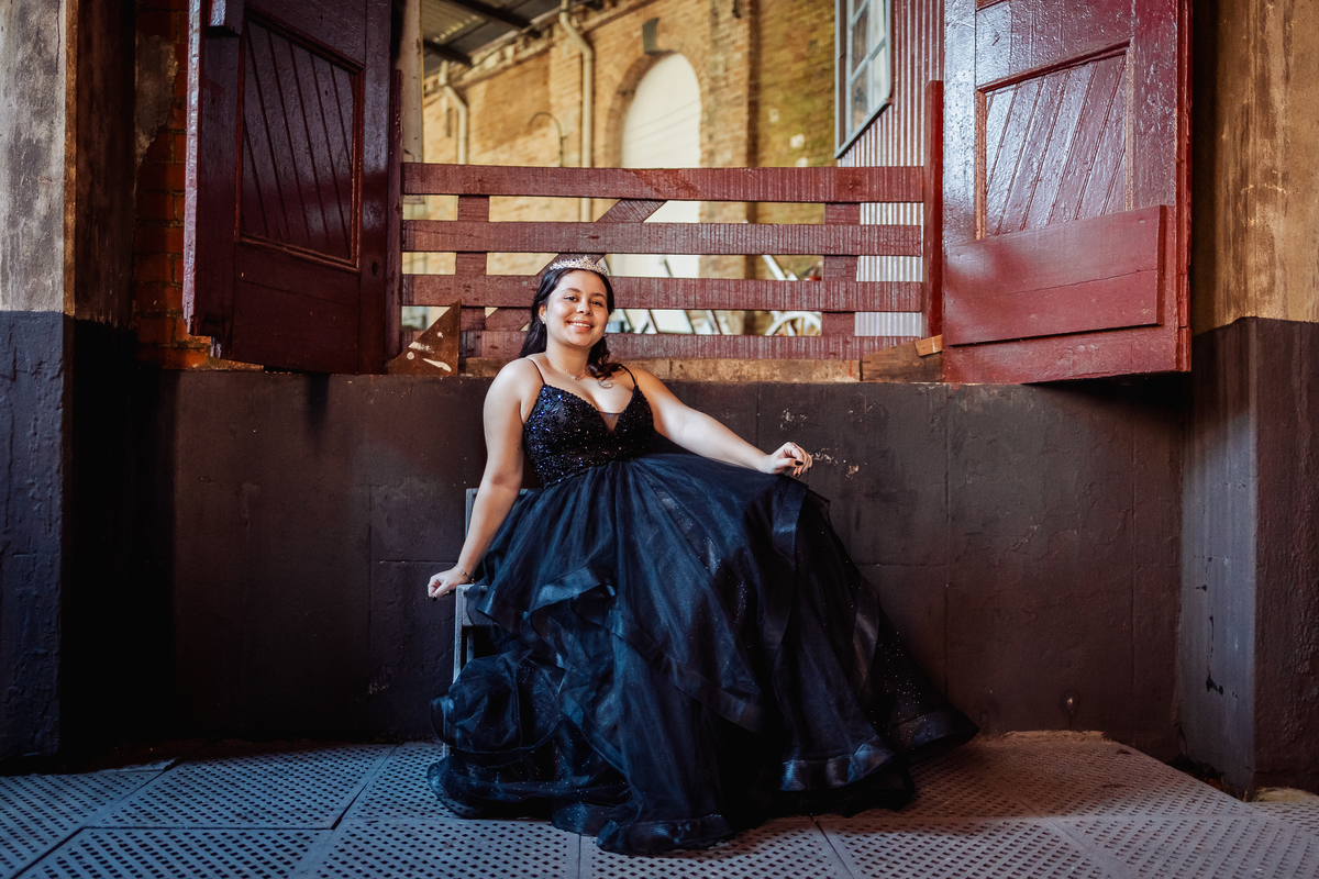 ensaio fotográfico, 15 anos, debutante, Paranapiacaba , museu, natureza, campo, vestido de debutante, luz natural, sol, elegância, juventude, celebração, flores, fotos externas, ensaio ao ar livre, beleza natural, sorriso, espontaneidade, emoção