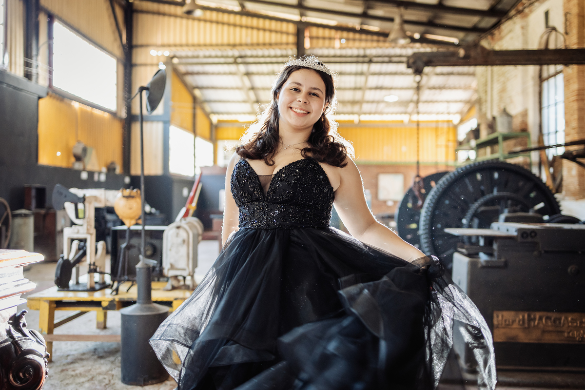 ensaio fotográfico, 15 anos, debutante, Paranapiacaba , museu, natureza, campo, vestido de debutante, luz natural, sol, elegância, juventude, celebração, flores, fotos externas, ensaio ao ar livre, beleza natural, sorriso, espontaneidade, emoção