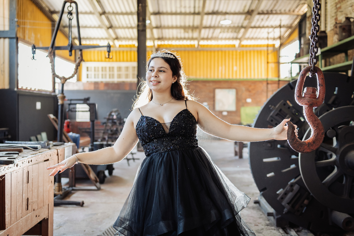 ensaio fotográfico, 15 anos, debutante, Paranapiacaba , museu, natureza, campo, vestido de debutante, luz natural, sol, elegância, juventude, celebração, flores, fotos externas, ensaio ao ar livre, beleza natural, sorriso, espontaneidade, emoção