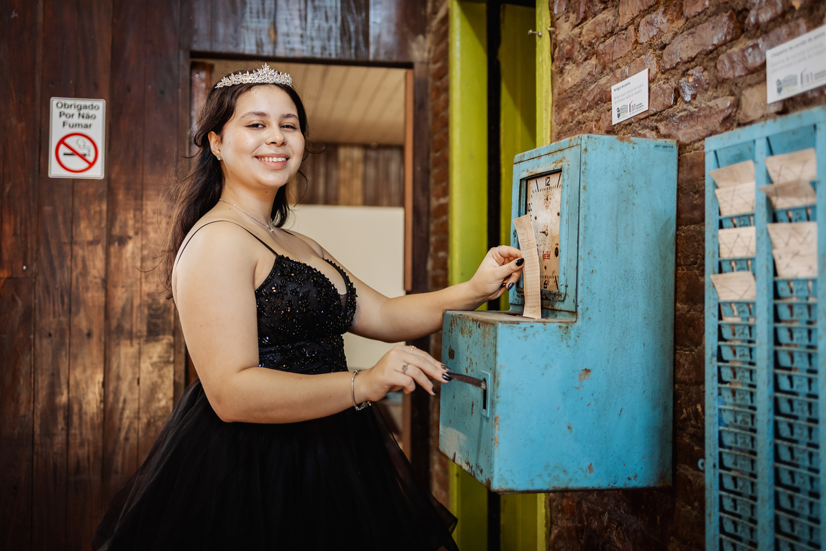 ensaio fotográfico, 15 anos, debutante, Paranapiacaba , museu, natureza, campo, vestido de debutante, luz natural, sol, elegância, juventude, celebração, flores, fotos externas, ensaio ao ar livre, beleza natural, sorriso, espontaneidade, emoção