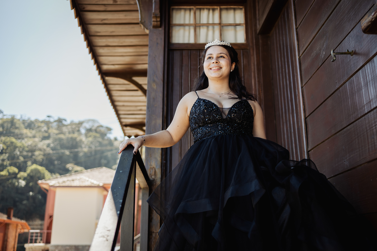 ensaio fotográfico, 15 anos, debutante, Paranapiacaba , museu, natureza, campo, vestido de debutante, luz natural, sol, elegância, juventude, celebração, flores, fotos externas, ensaio ao ar livre, beleza natural, sorriso, espontaneidade, emoção