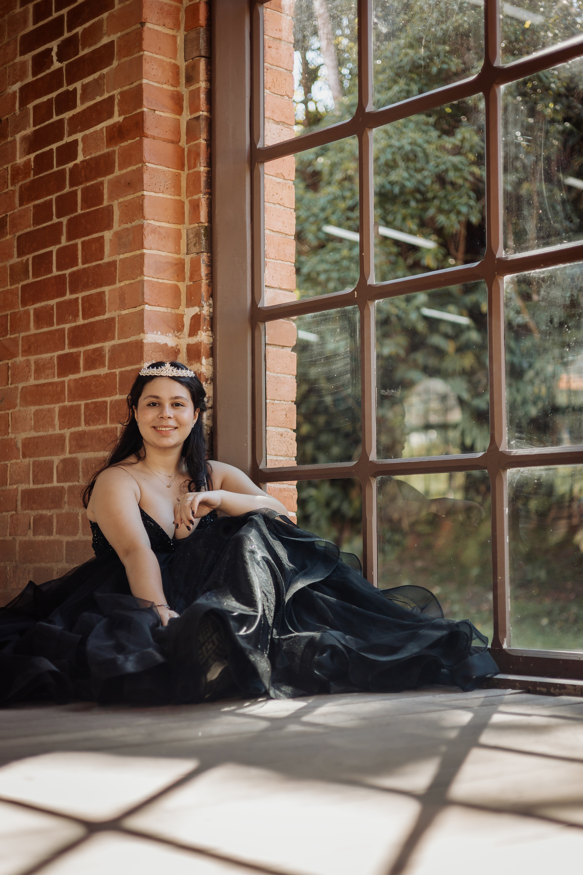 ensaio fotográfico, 15 anos, debutante, Paranapiacaba , museu, natureza, campo, vestido de debutante, luz natural, sol, elegância, juventude, celebração, flores, fotos externas, ensaio ao ar livre, beleza natural, sorriso, espontaneidade, emoção