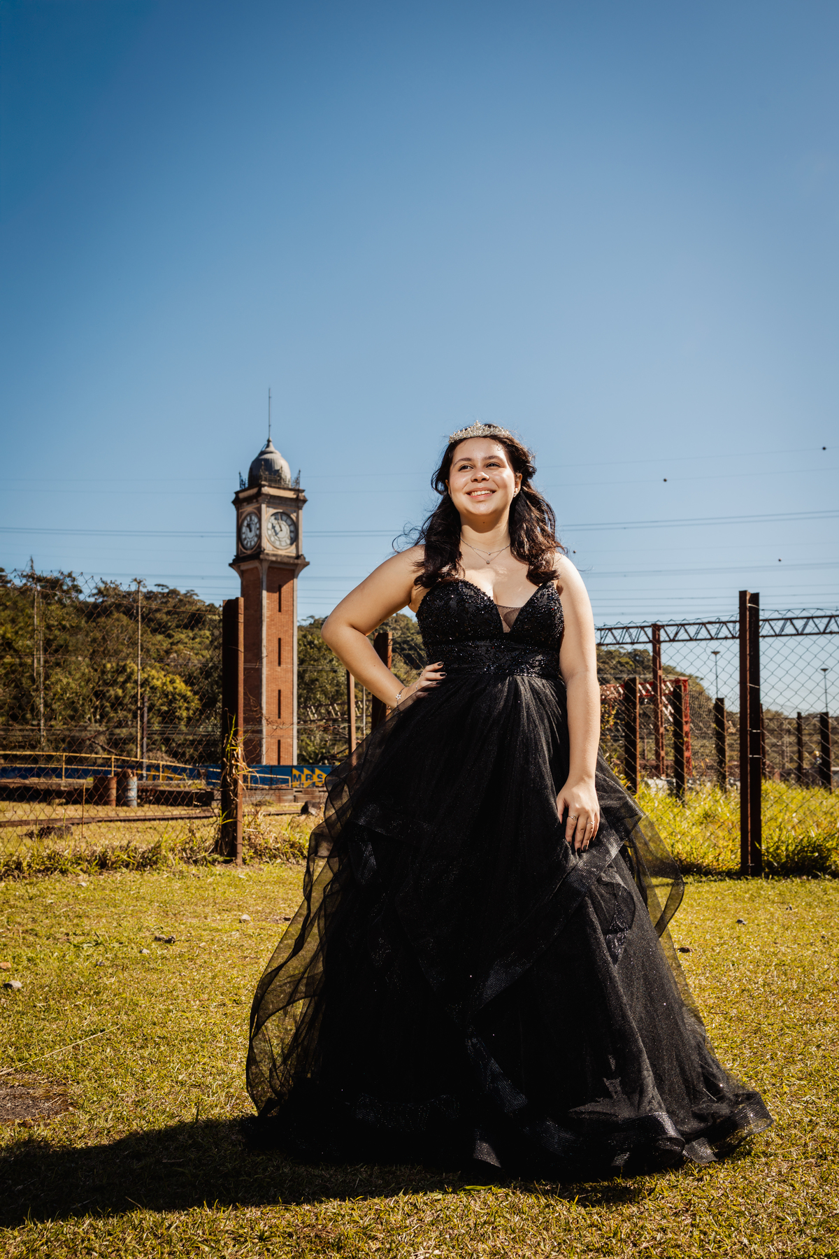 ensaio fotográfico, 15 anos, debutante, Paranapiacaba , museu, natureza, campo, vestido de debutante, luz natural, sol, elegância, juventude, celebração, flores, fotos externas, ensaio ao ar livre, beleza natural, sorriso, espontaneidade, emoção