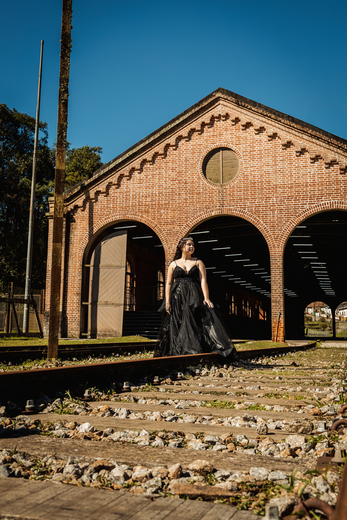 ensaio fotográfico, 15 anos, debutante, Paranapiacaba , museu, natureza, campo, vestido de debutante, luz natural, sol, elegância, juventude, celebração, flores, fotos externas, ensaio ao ar livre, beleza natural, sorriso, espontaneidade, emoção