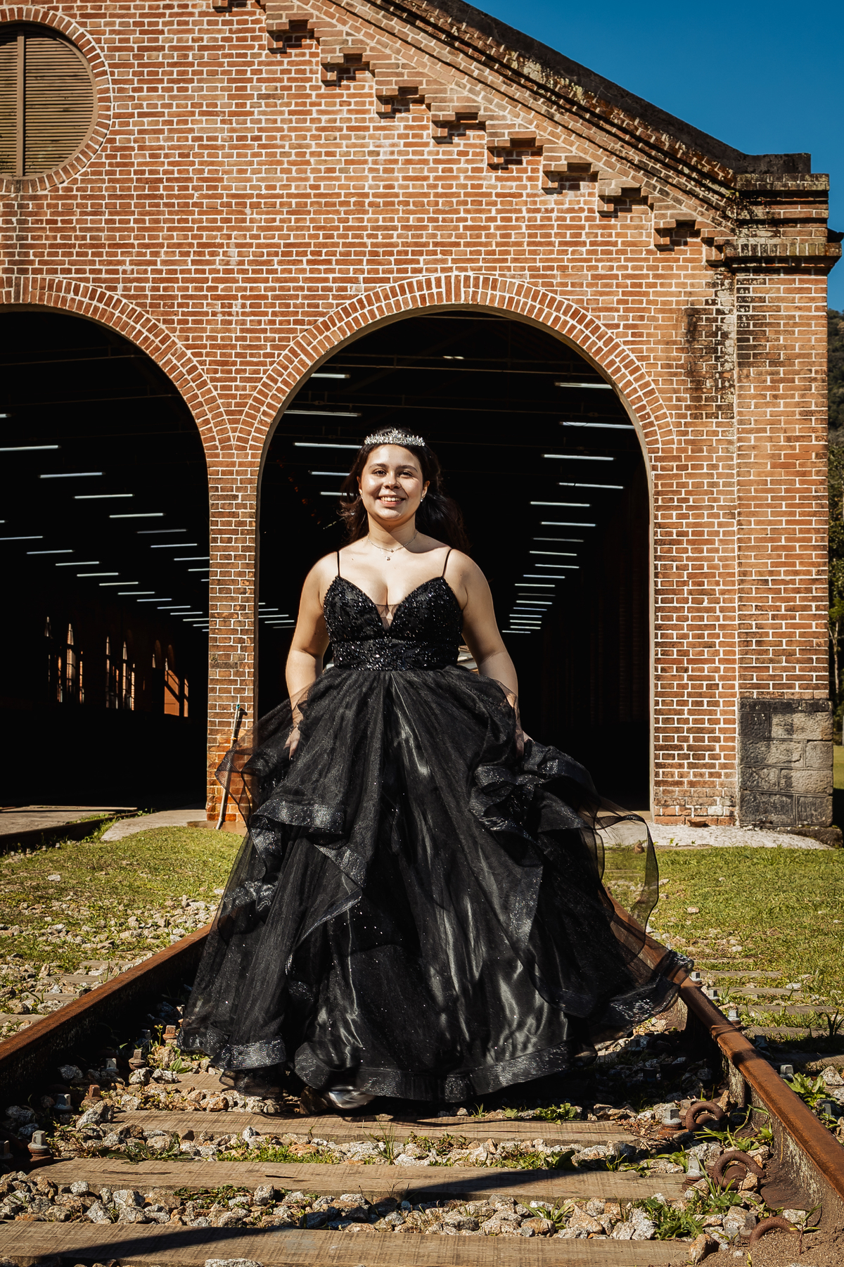ensaio fotográfico, 15 anos, debutante, Paranapiacaba , museu, natureza, campo, vestido de debutante, luz natural, sol, elegância, juventude, celebração, flores, fotos externas, ensaio ao ar livre, beleza natural, sorriso, espontaneidade, emoção