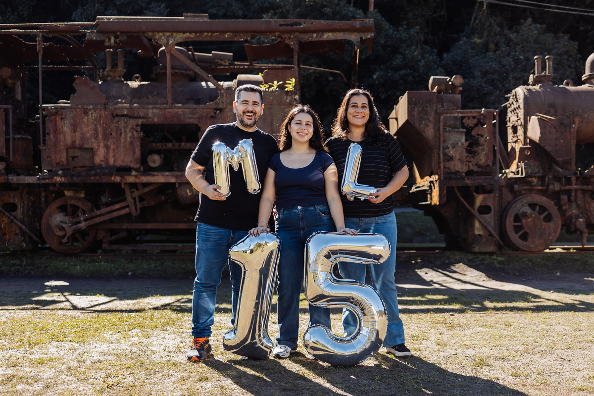 ensaio fotográfico, 15 anos, debutante, Paranapiacaba , museu, natureza, campo, vestido de debutante, luz natural, sol, elegância, juventude, celebração, flores, fotos externas, ensaio ao ar livre, beleza natural, sorriso, espontaneidade, emoção