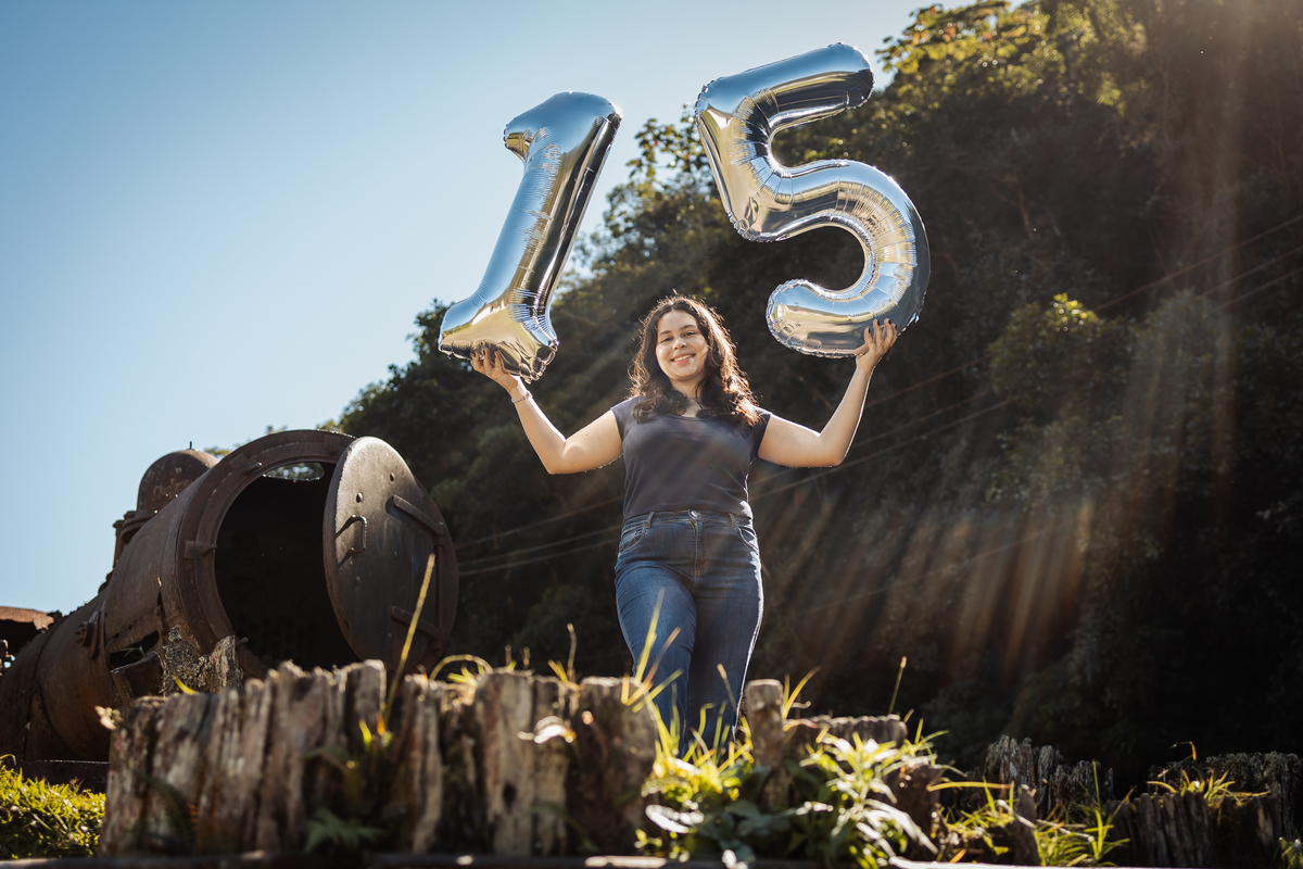 ensaio fotográfico, 15 anos, debutante, Paranapiacaba , museu, natureza, campo, vestido de debutante, luz natural, sol, elegância, juventude, celebração, flores, fotos externas, ensaio ao ar livre, beleza natural, sorriso, espontaneidade, emoção
