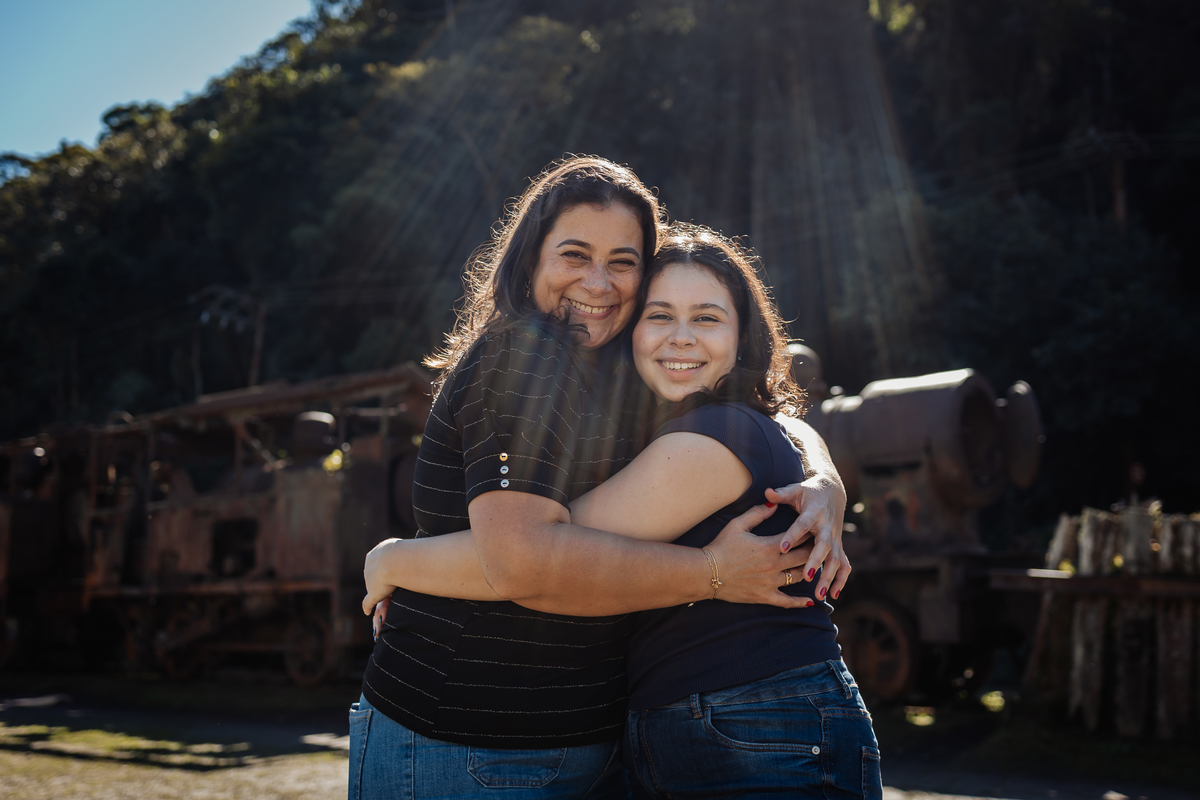 ensaio fotográfico, 15 anos, debutante, Paranapiacaba , museu, natureza, campo, vestido de debutante, luz natural, sol, elegância, juventude, celebração, flores, fotos externas, ensaio ao ar livre, beleza natural, sorriso, espontaneidade, emoção