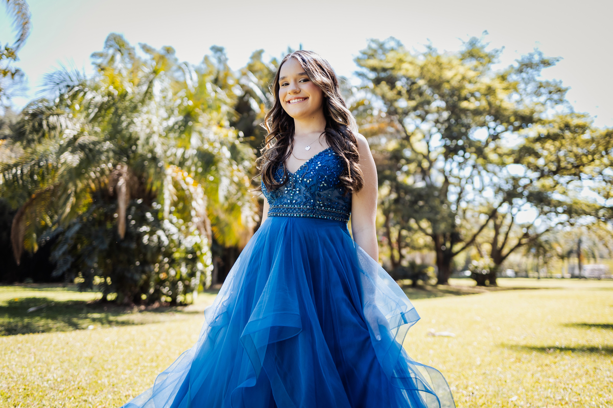 ensaio fotográfico, 15 anos, debutante, Jardim Botânico , museu, natureza, campo, vestido de debutante, luz natural, sol, elegância, juventude, celebração, flores, fotos externas, ensaio ao ar livre, beleza natural, sorriso, espontaneidade, emoção