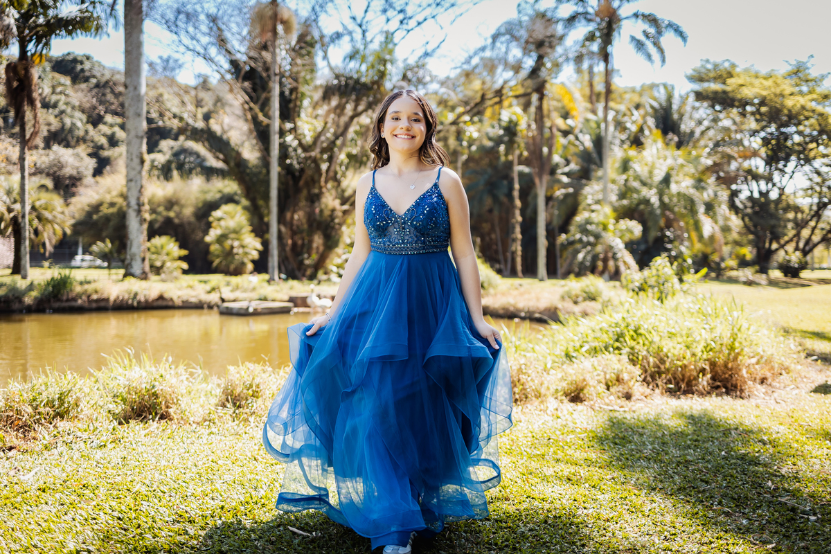 ensaio fotográfico, 15 anos, debutante, Jardim Botânico , museu, natureza, campo, vestido de debutante, luz natural, sol, elegância, juventude, celebração, flores, fotos externas, ensaio ao ar livre, beleza natural, sorriso, espontaneidade, emoção