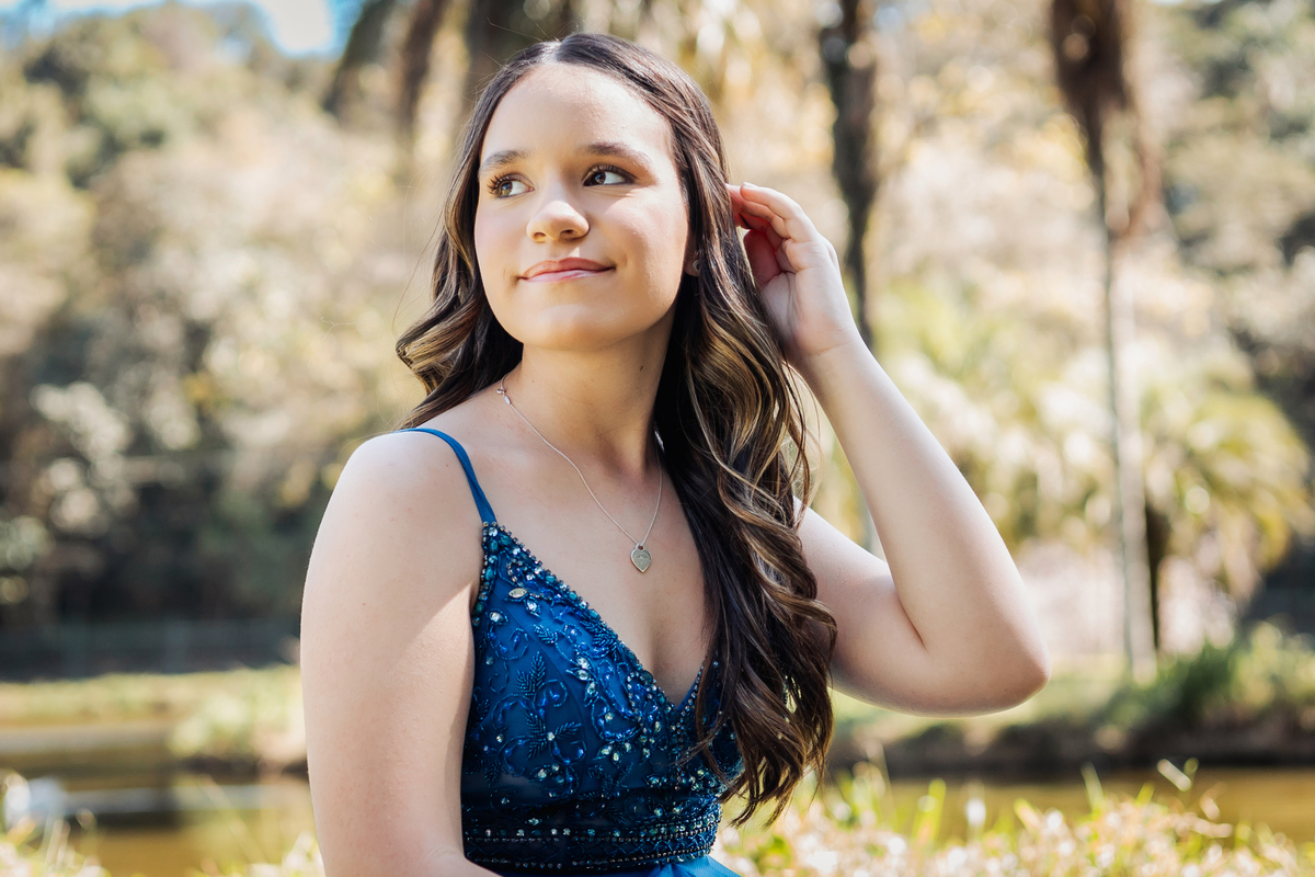 ensaio fotográfico, 15 anos, debutante, Jardim Botânico , museu, natureza, campo, vestido de debutante, luz natural, sol, elegância, juventude, celebração, flores, fotos externas, ensaio ao ar livre, beleza natural, sorriso, espontaneidade, emoção