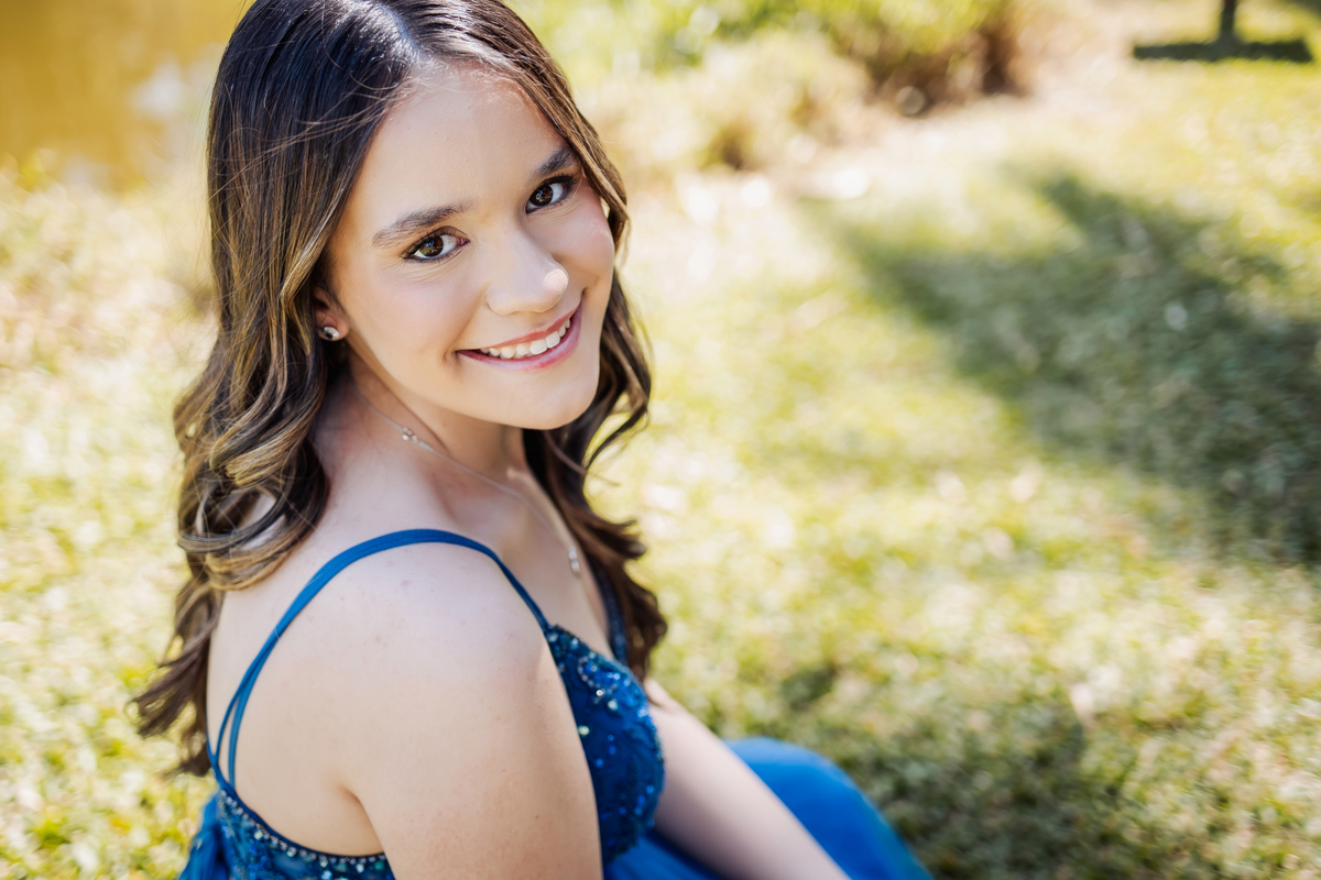 ensaio fotográfico, 15 anos, debutante, Jardim Botânico , museu, natureza, campo, vestido de debutante, luz natural, sol, elegância, juventude, celebração, flores, fotos externas, ensaio ao ar livre, beleza natural, sorriso, espontaneidade, emoção