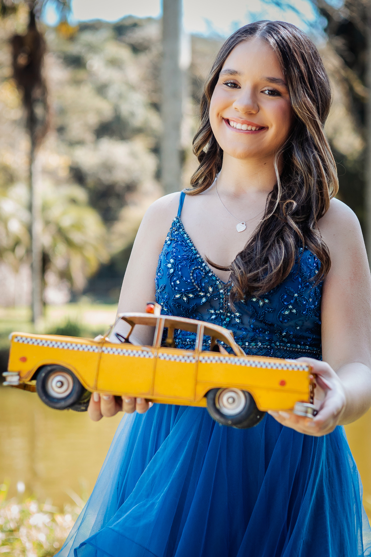 ensaio fotográfico, 15 anos, debutante, Jardim Botânico , museu, natureza, campo, vestido de debutante, luz natural, sol, elegância, juventude, celebração, flores, fotos externas, ensaio ao ar livre, beleza natural, sorriso, espontaneidade, emoção