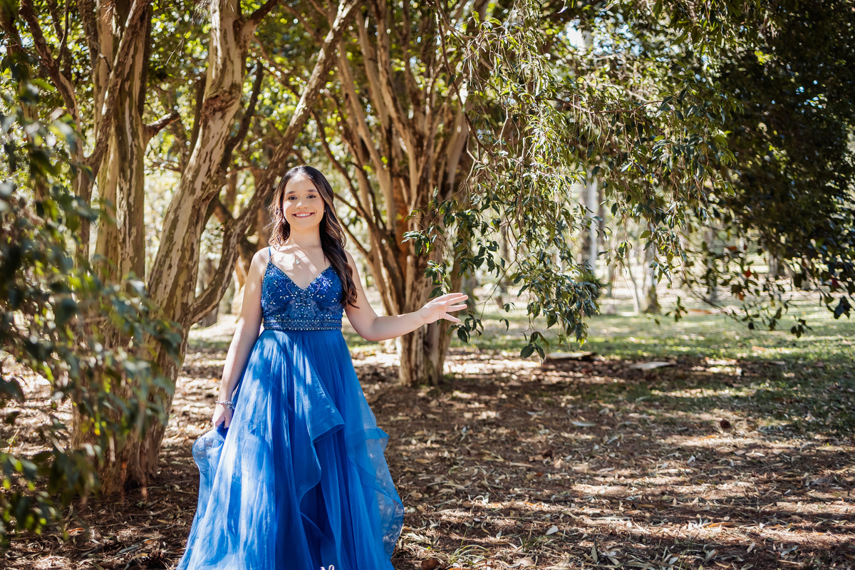 ensaio fotográfico, 15 anos, debutante, Jardim Botânico , museu, natureza, campo, vestido de debutante, luz natural, sol, elegância, juventude, celebração, flores, fotos externas, ensaio ao ar livre, beleza natural, sorriso, espontaneidade, emoção