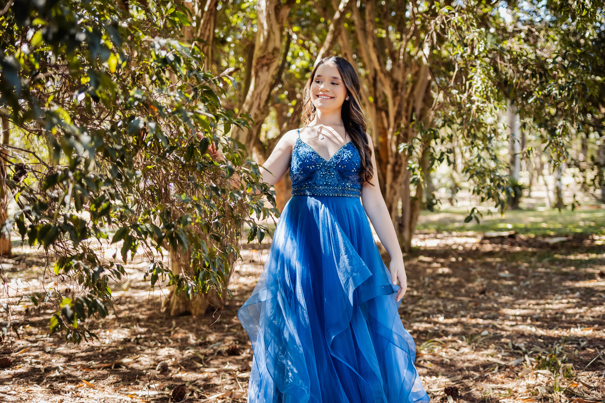 ensaio fotográfico, 15 anos, debutante, Jardim Botânico , museu, natureza, campo, vestido de debutante, luz natural, sol, elegância, juventude, celebração, flores, fotos externas, ensaio ao ar livre, beleza natural, sorriso, espontaneidade, emoção
