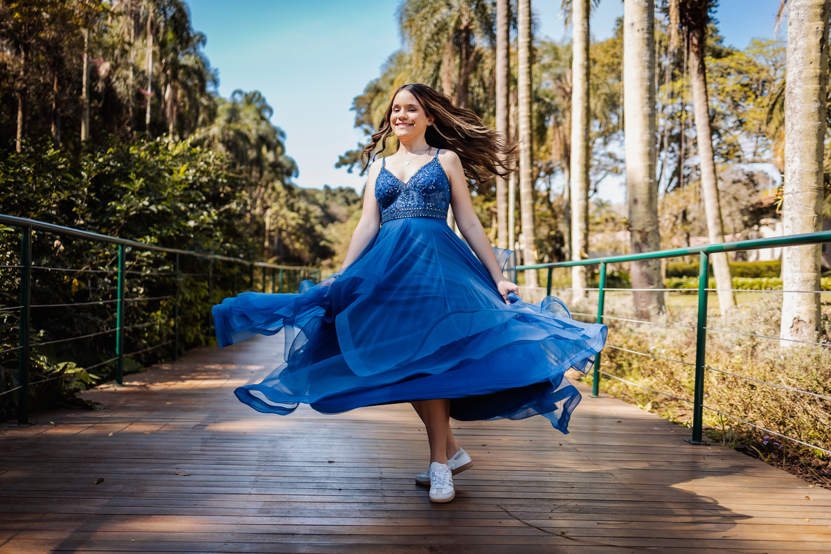 ensaio fotográfico, 15 anos, debutante, Jardim Botânico , museu, natureza, campo, vestido de debutante, luz natural, sol, elegância, juventude, celebração, flores, fotos externas, ensaio ao ar livre, beleza natural, sorriso, espontaneidade, emoção