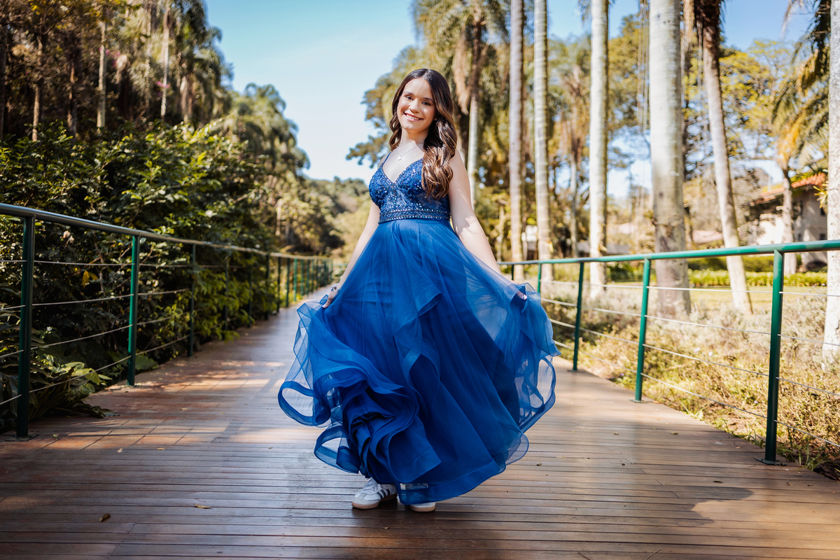 ensaio fotográfico, 15 anos, debutante, Jardim Botânico , museu, natureza, campo, vestido de debutante, luz natural, sol, elegância, juventude, celebração, flores, fotos externas, ensaio ao ar livre, beleza natural, sorriso, espontaneidade, emoção