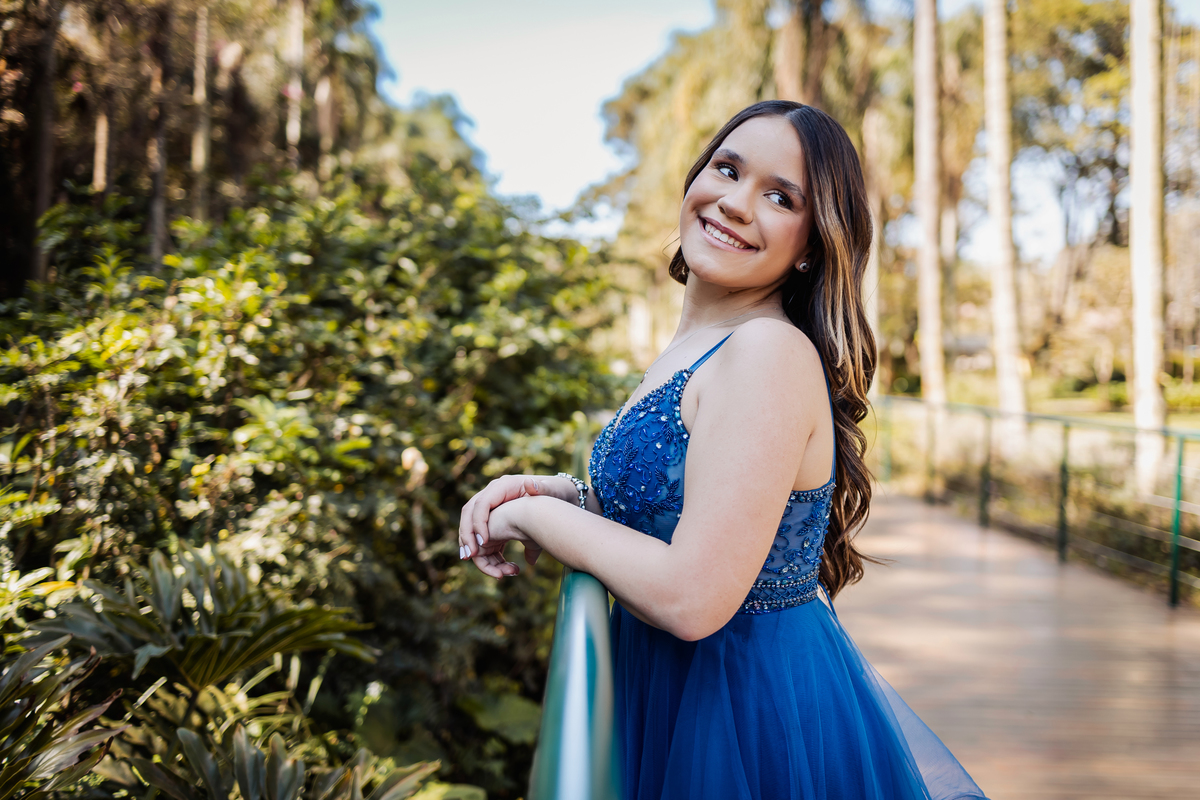 ensaio fotográfico, 15 anos, debutante, Jardim Botânico , museu, natureza, campo, vestido de debutante, luz natural, sol, elegância, juventude, celebração, flores, fotos externas, ensaio ao ar livre, beleza natural, sorriso, espontaneidade, emoção