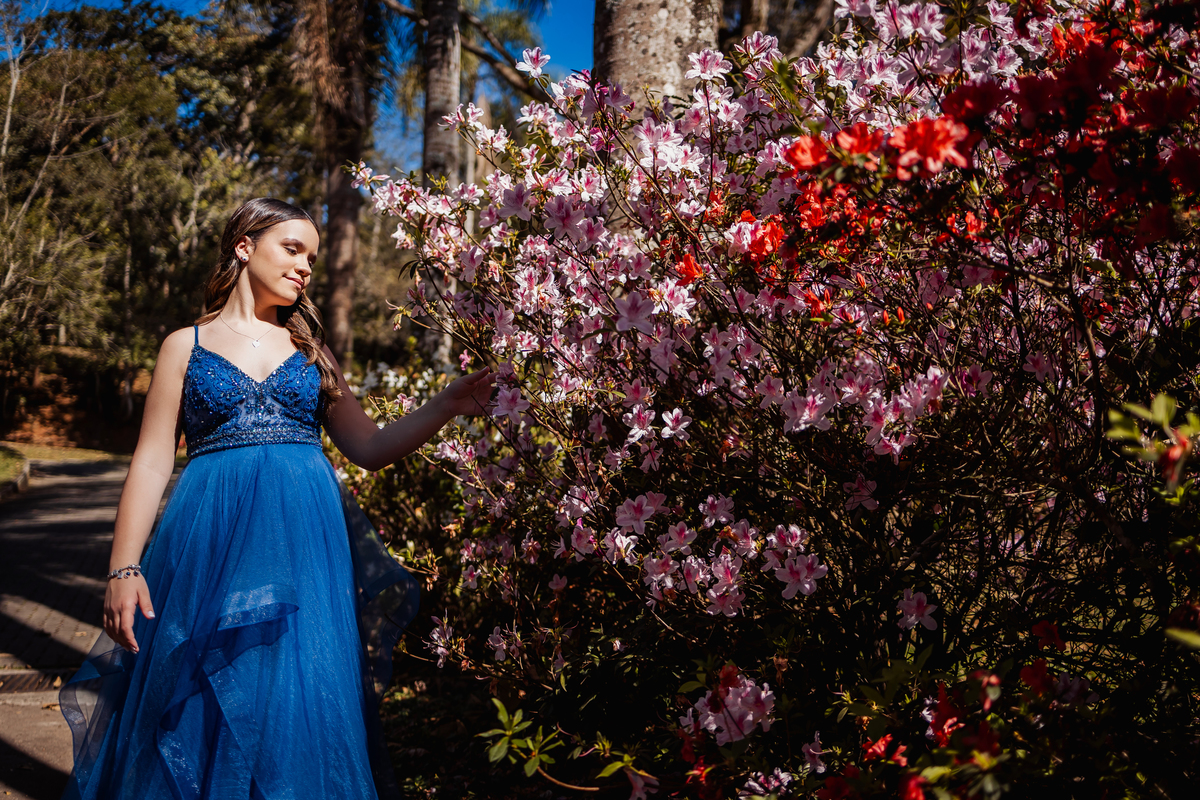 ensaio fotográfico, 15 anos, debutante, Jardim Botânico , museu, natureza, campo, vestido de debutante, luz natural, sol, elegância, juventude, celebração, flores, fotos externas, ensaio ao ar livre, beleza natural, sorriso, espontaneidade, emoção
