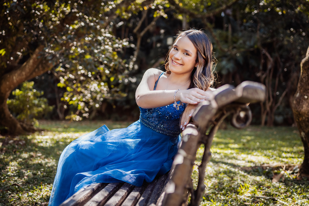 ensaio fotográfico, 15 anos, debutante, Jardim Botânico , museu, natureza, campo, vestido de debutante, luz natural, sol, elegância, juventude, celebração, flores, fotos externas, ensaio ao ar livre, beleza natural, sorriso, espontaneidade, emoção