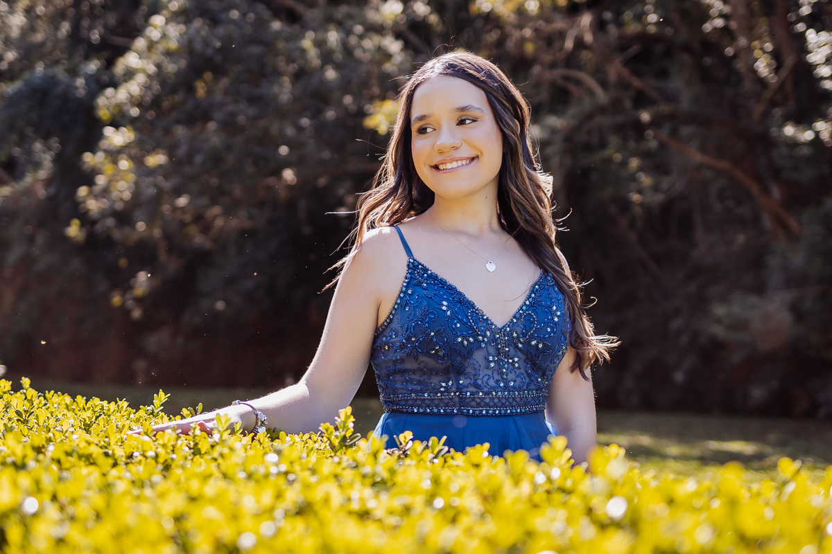 ensaio fotográfico, 15 anos, debutante, Jardim Botânico , museu, natureza, campo, vestido de debutante, luz natural, sol, elegância, juventude, celebração, flores, fotos externas, ensaio ao ar livre, beleza natural, sorriso, espontaneidade, emoção