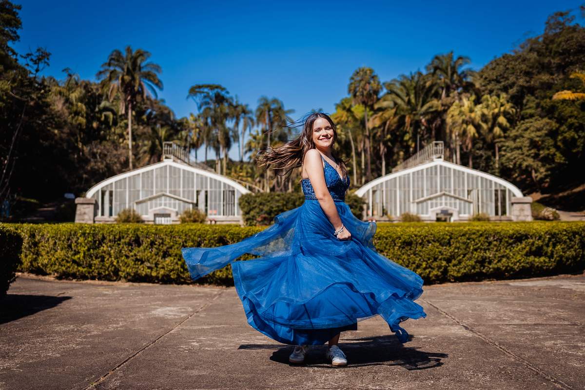 ensaio fotográfico, 15 anos, debutante, Jardim Botânico , museu, natureza, campo, vestido de debutante, luz natural, sol, elegância, juventude, celebração, flores, fotos externas, ensaio ao ar livre, beleza natural, sorriso, espontaneidade, emoção