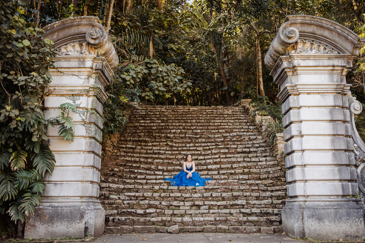 ensaio fotográfico, 15 anos, debutante, Jardim Botânico , museu, natureza, campo, vestido de debutante, luz natural, sol, elegância, juventude, celebração, flores, fotos externas, ensaio ao ar livre, beleza natural, sorriso, espontaneidade, emoção