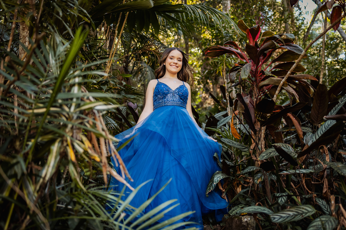 ensaio fotográfico, 15 anos, debutante, Jardim Botânico , museu, natureza, campo, vestido de debutante, luz natural, sol, elegância, juventude, celebração, flores, fotos externas, ensaio ao ar livre, beleza natural, sorriso, espontaneidade, emoção