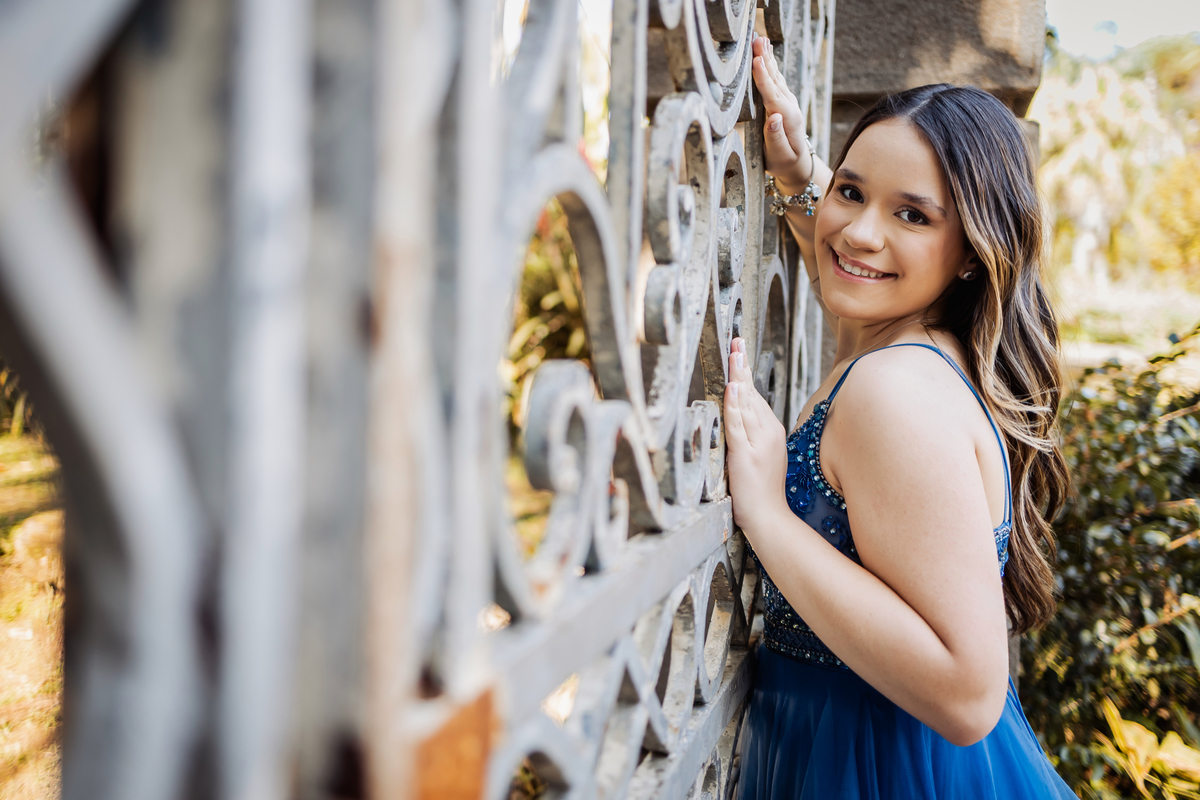 ensaio fotográfico, 15 anos, debutante, Jardim Botânico , museu, natureza, campo, vestido de debutante, luz natural, sol, elegância, juventude, celebração, flores, fotos externas, ensaio ao ar livre, beleza natural, sorriso, espontaneidade, emoção