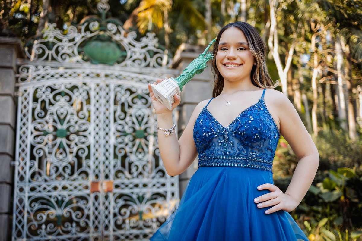 ensaio fotográfico, 15 anos, debutante, Jardim Botânico , museu, natureza, campo, vestido de debutante, luz natural, sol, elegância, juventude, celebração, flores, fotos externas, ensaio ao ar livre, beleza natural, sorriso, espontaneidade, emoção