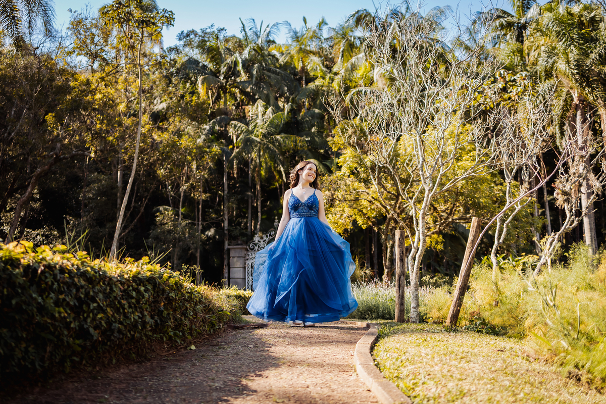 ensaio fotográfico, 15 anos, debutante, Jardim Botânico , museu, natureza, campo, vestido de debutante, luz natural, sol, elegância, juventude, celebração, flores, fotos externas, ensaio ao ar livre, beleza natural, sorriso, espontaneidade, emoção
