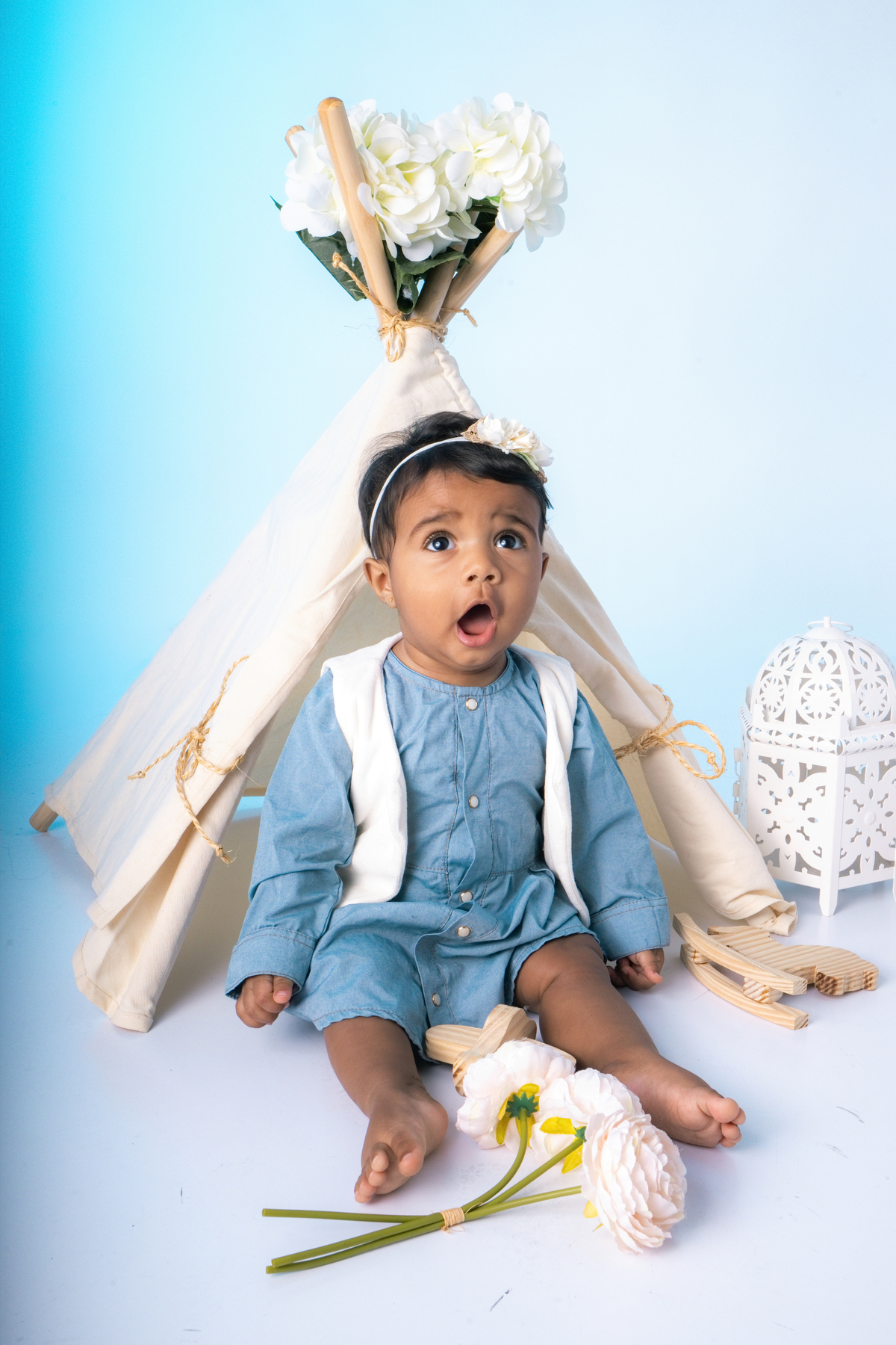 Acompanhamento, ensaio de criança, ensaio fotográfico, mãe de menina, pai de menina, flores, florzinha, balde, bacia, coroa de flores, bebê, menina, filha, família, foto de criança, foto de bebê, smash the cake, smash the fruit