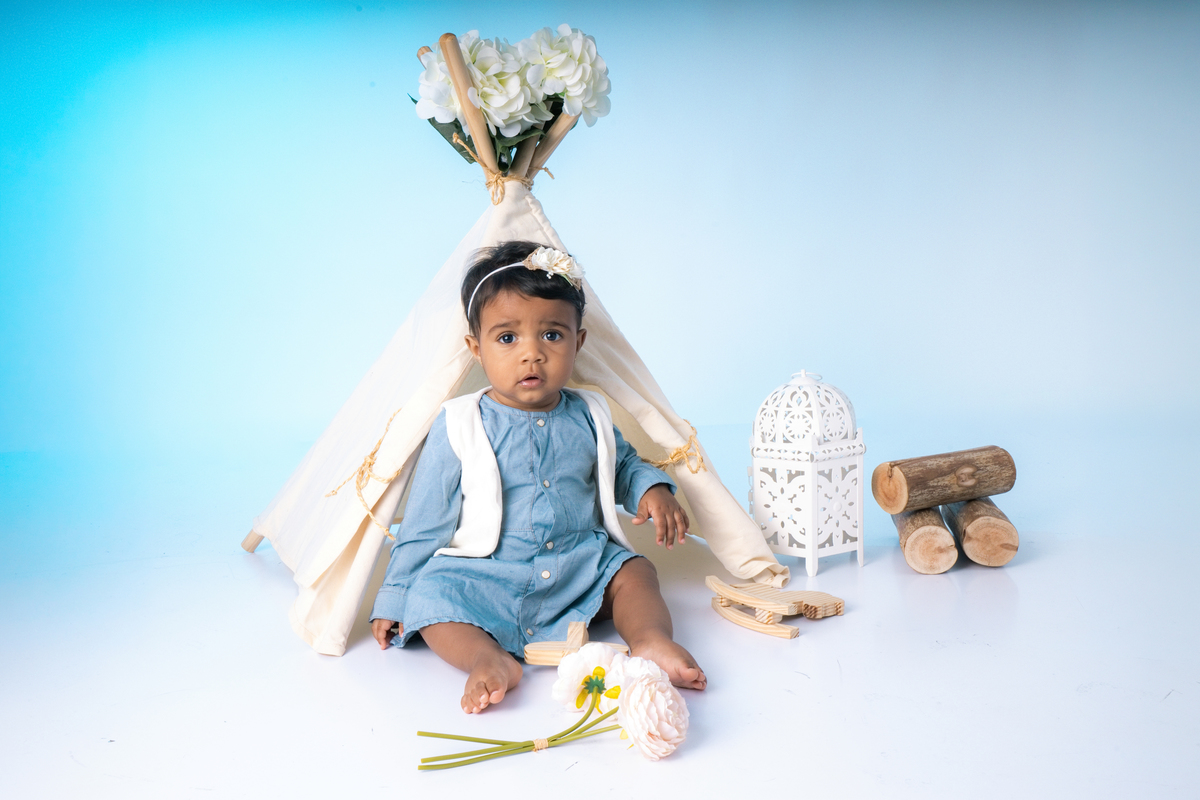 Acompanhamento, ensaio de criança, ensaio fotográfico, mãe de menina, pai de menina, flores, florzinha, balde, bacia, coroa de flores, bebê, menina, filha, família, foto de criança, foto de bebê, smash the cake, smash the fruit