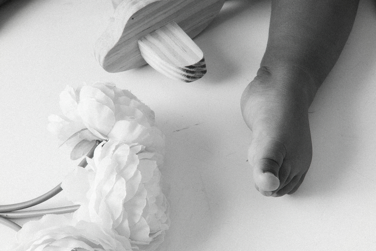 Acompanhamento, ensaio de criança, ensaio fotográfico, mãe de menina, pai de menina, flores, florzinha, balde, bacia, coroa de flores, bebê, menina, filha, família, foto de criança, foto de bebê, smash the cake, smash the fruit