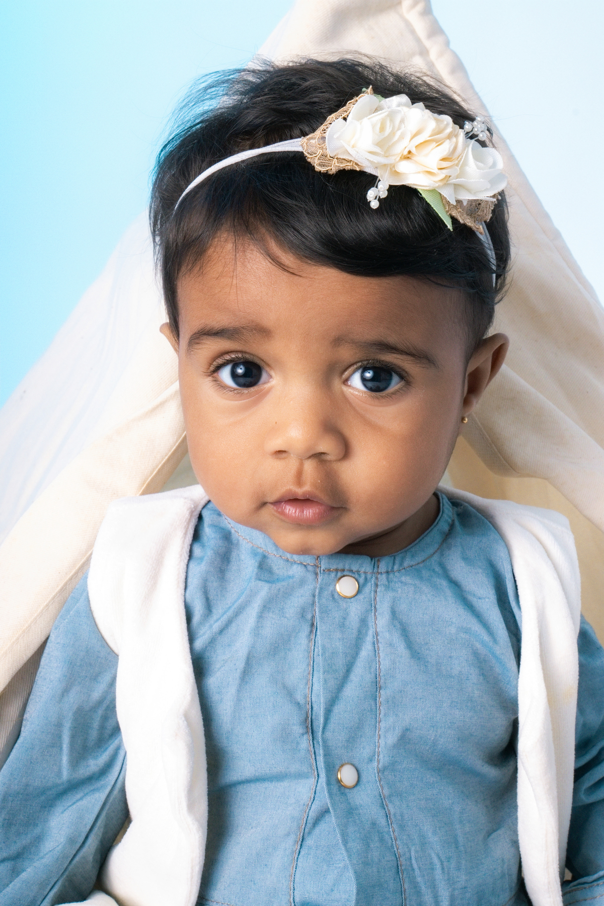 Acompanhamento, ensaio de criança, ensaio fotográfico, mãe de menina, pai de menina, flores, florzinha, balde, bacia, coroa de flores, bebê, menina, filha, família, foto de criança, foto de bebê, smash the cake, smash the fruit