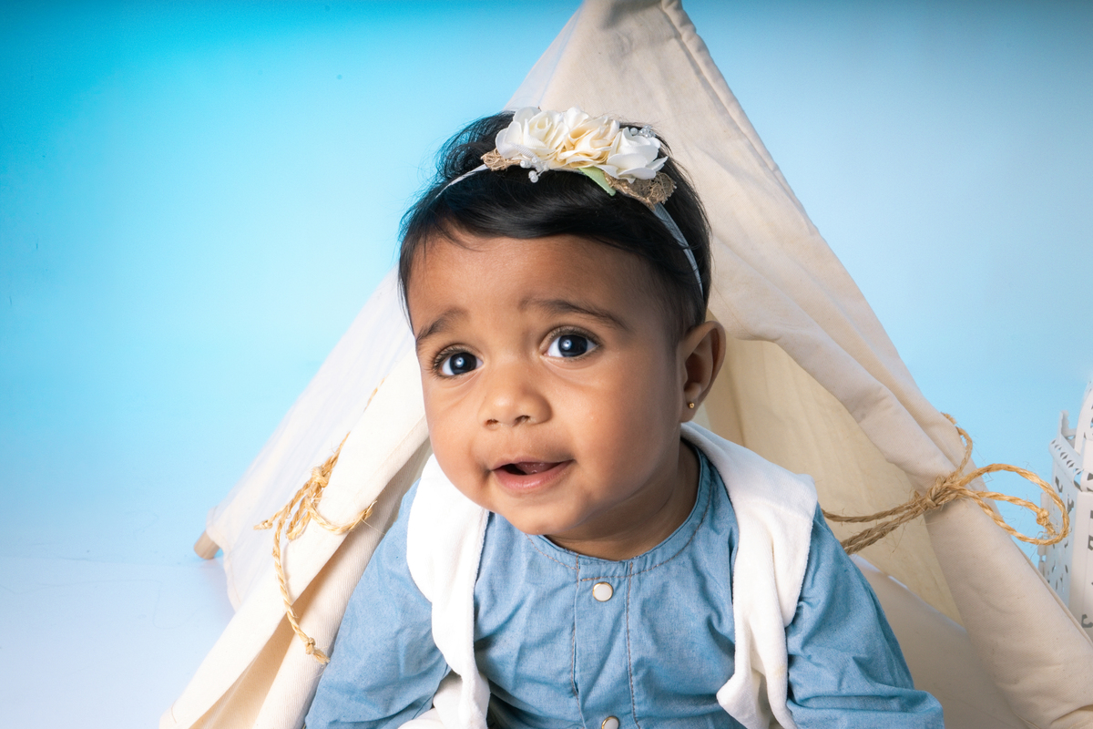 Acompanhamento, ensaio de criança, ensaio fotográfico, mãe de menina, pai de menina, flores, florzinha, balde, bacia, coroa de flores, bebê, menina, filha, família, foto de criança, foto de bebê, smash the cake, smash the fruit