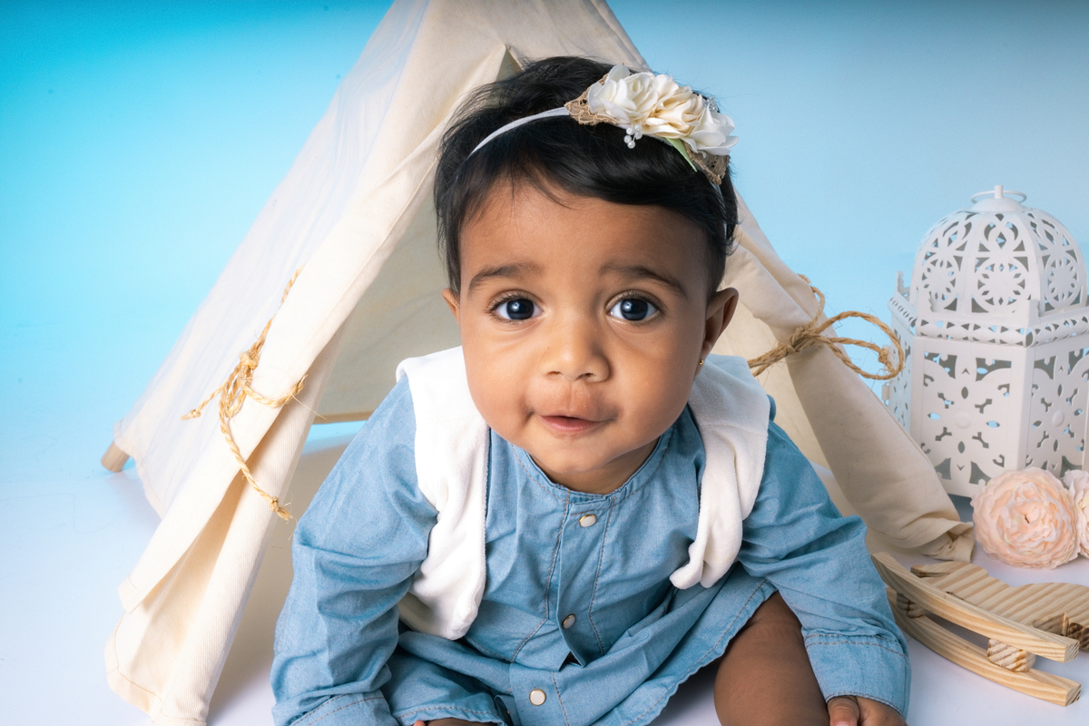 Acompanhamento, ensaio de criança, ensaio fotográfico, mãe de menina, pai de menina, flores, florzinha, balde, bacia, coroa de flores, bebê, menina, filha, família, foto de criança, foto de bebê, smash the cake, smash the fruit