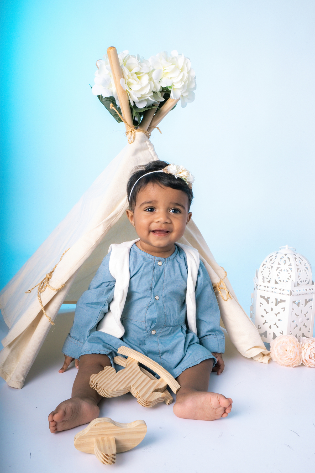 Acompanhamento, ensaio de criança, ensaio fotográfico, mãe de menina, pai de menina, flores, florzinha, balde, bacia, coroa de flores, bebê, menina, filha, família, foto de criança, foto de bebê, smash the cake, smash the fruit