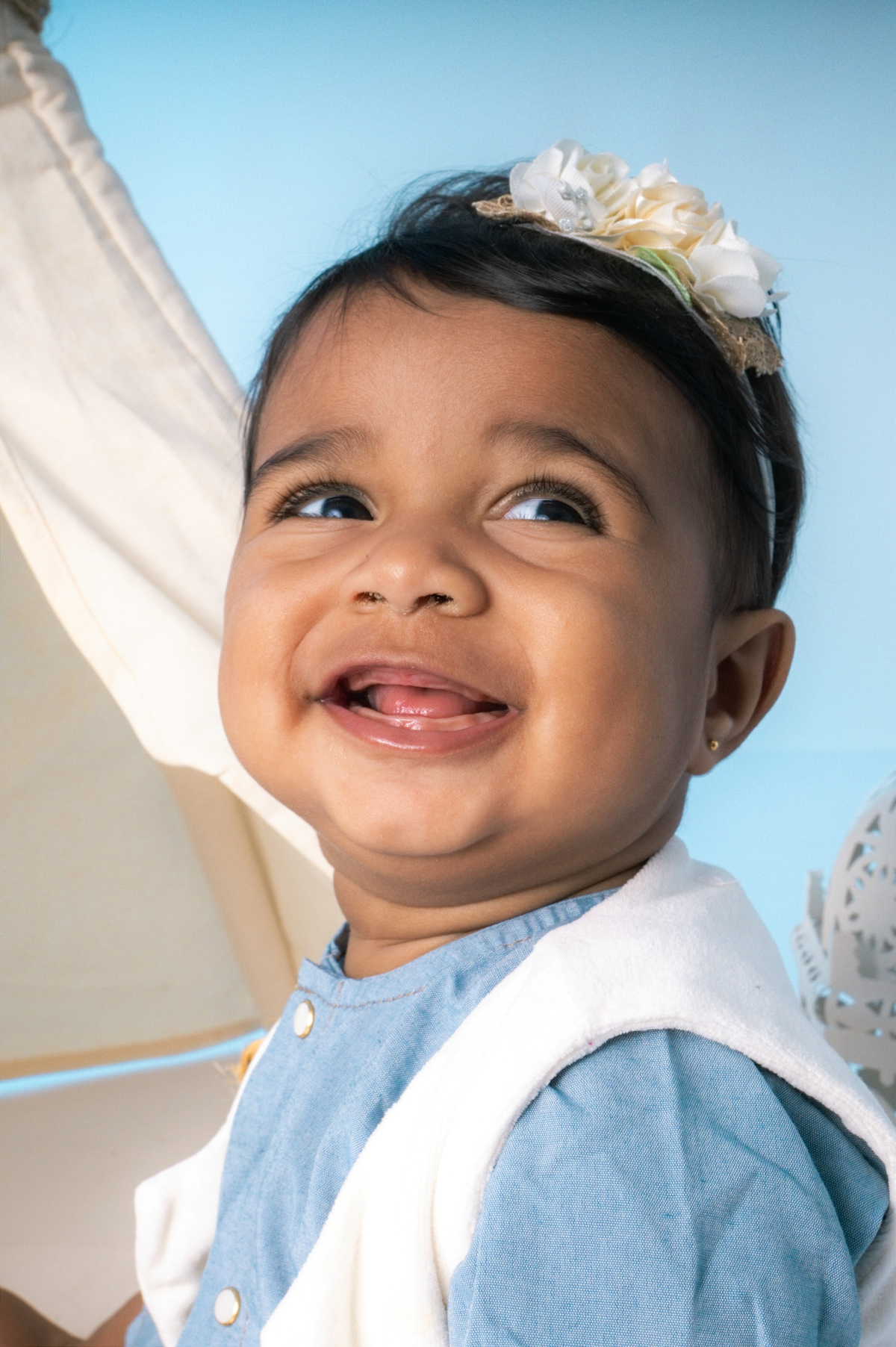 Acompanhamento, ensaio de criança, ensaio fotográfico, mãe de menina, pai de menina, flores, florzinha, balde, bacia, coroa de flores, bebê, menina, filha, família, foto de criança, foto de bebê, smash the cake, smash the fruit