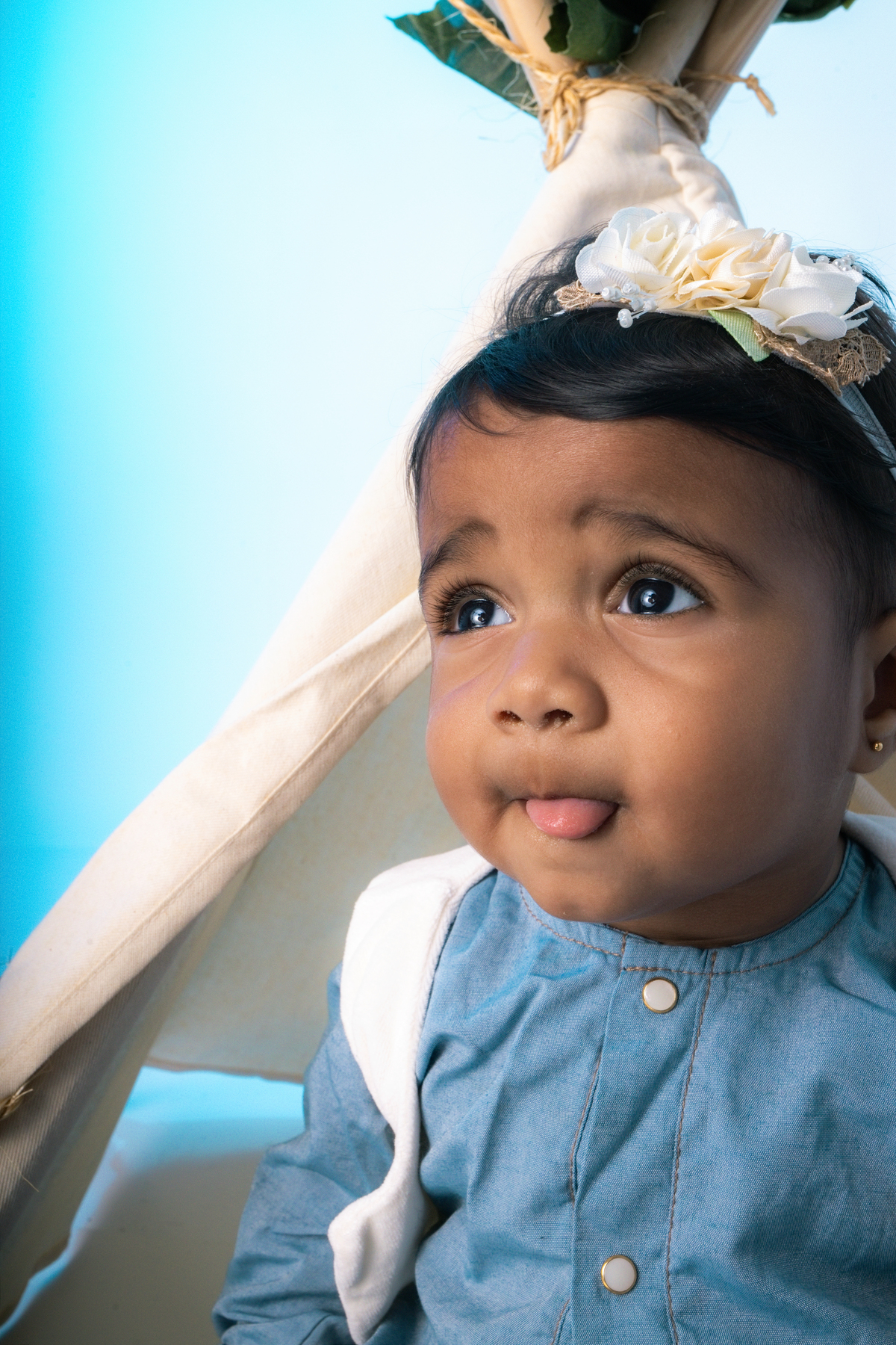 Acompanhamento, ensaio de criança, ensaio fotográfico, mãe de menina, pai de menina, flores, florzinha, balde, bacia, coroa de flores, bebê, menina, filha, família, foto de criança, foto de bebê, smash the cake, smash the fruit
