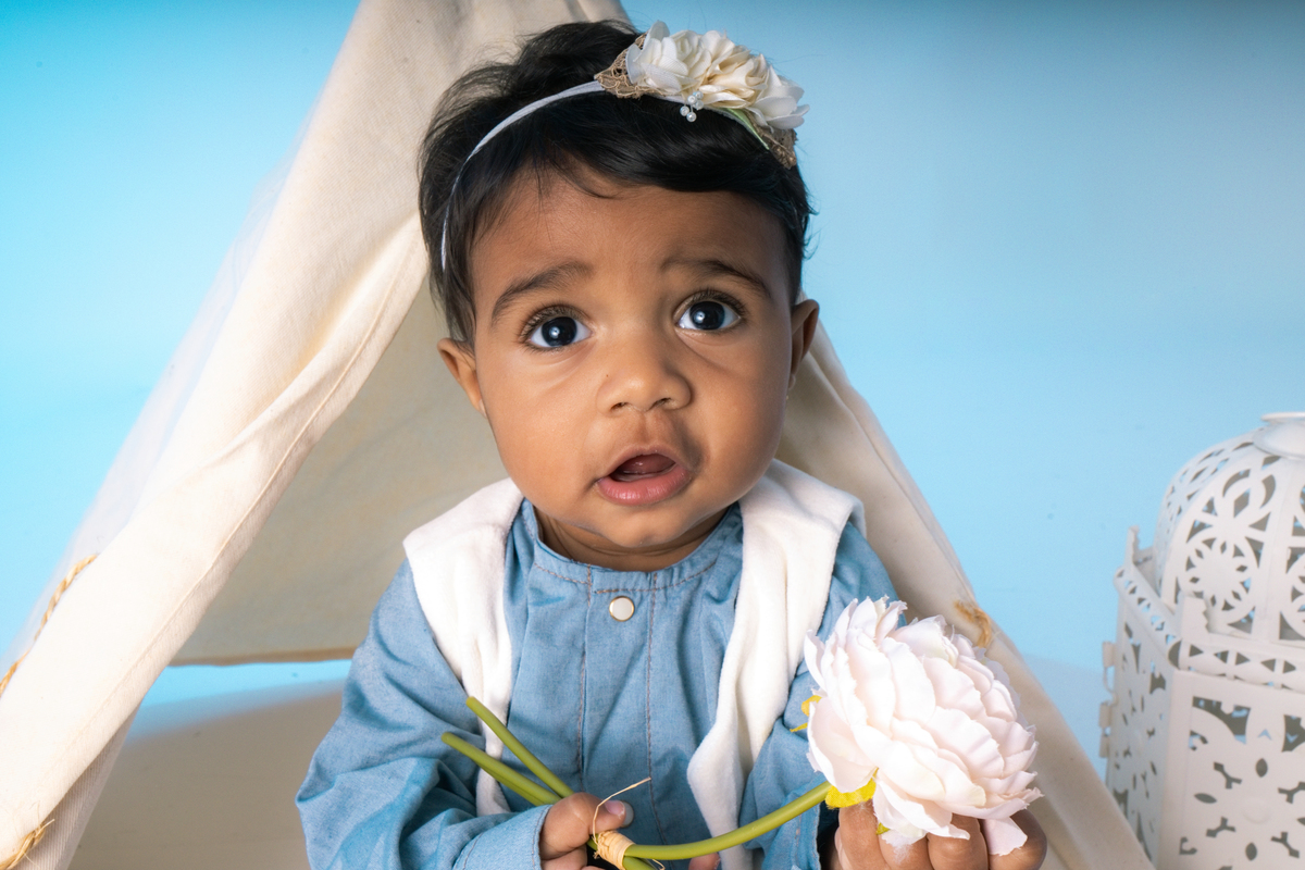 Acompanhamento, ensaio de criança, ensaio fotográfico, mãe de menina, pai de menina, flores, florzinha, balde, bacia, coroa de flores, bebê, menina, filha, família, foto de criança, foto de bebê, smash the cake, smash the fruit