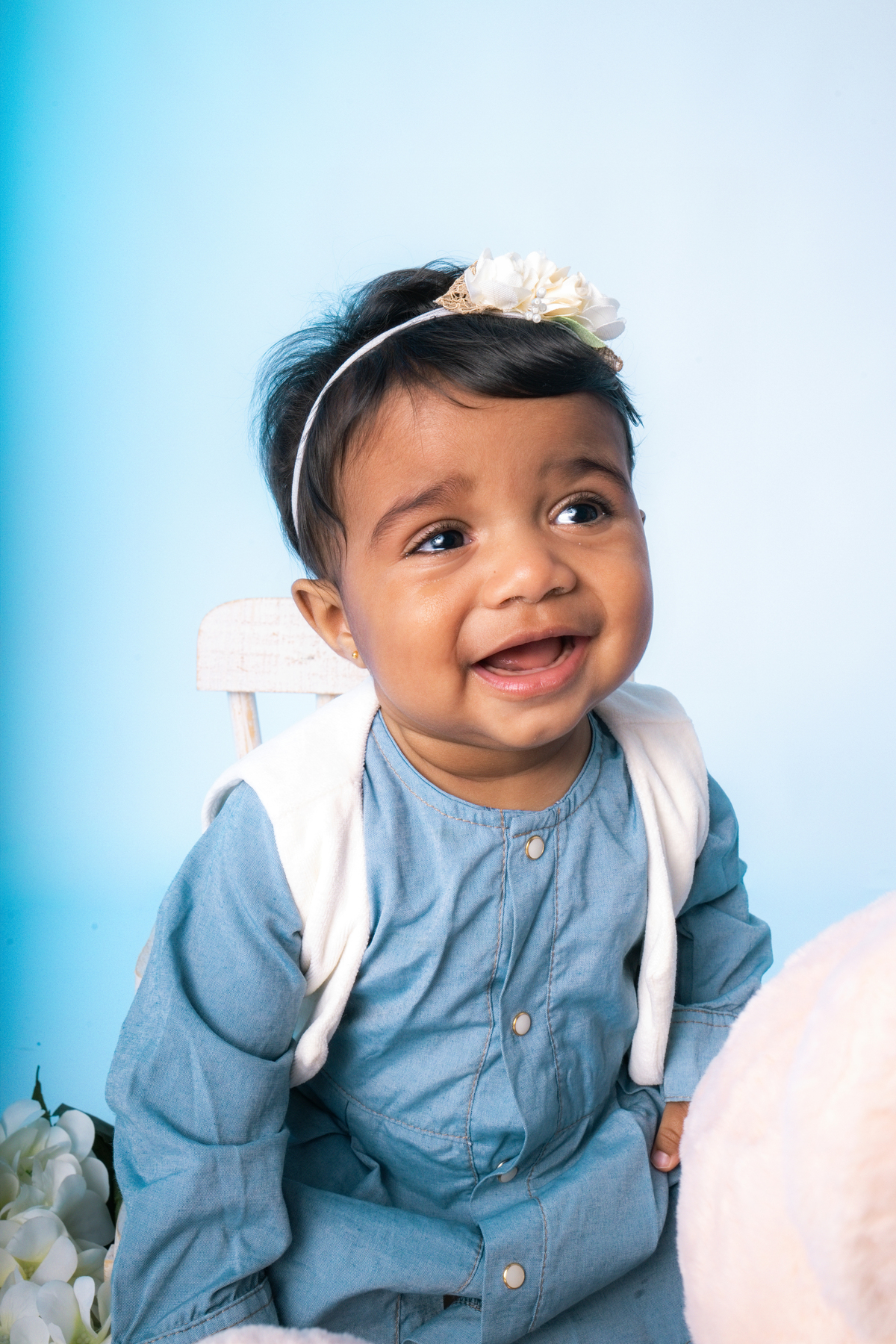 Acompanhamento, ensaio de criança, ensaio fotográfico, mãe de menina, pai de menina, flores, florzinha, balde, bacia, coroa de flores, bebê, menina, filha, família, foto de criança, foto de bebê, smash the cake, smash the fruit