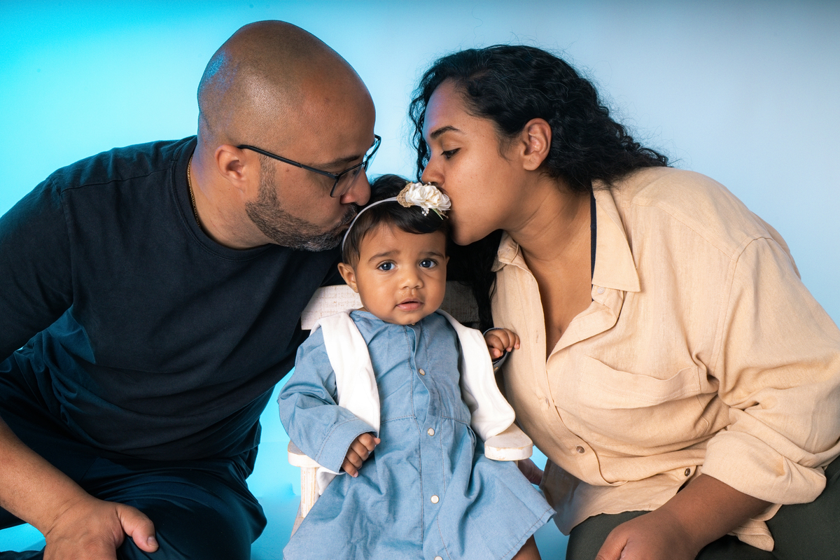 Acompanhamento, ensaio de criança, ensaio fotográfico, mãe de menina, pai de menina, flores, florzinha, balde, bacia, coroa de flores, bebê, menina, filha, família, foto de criança, foto de bebê, smash the cake, smash the fruit