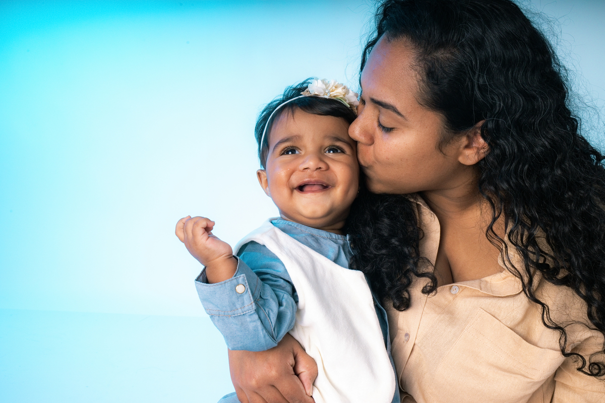 Acompanhamento, ensaio de criança, ensaio fotográfico, mãe de menina, pai de menina, flores, florzinha, balde, bacia, coroa de flores, bebê, menina, filha, família, foto de criança, foto de bebê, smash the cake, smash the fruit